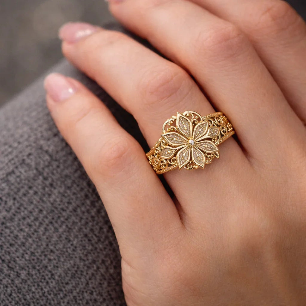 Jeanne | Exotischer Goldring mit Zirkonia-Blume