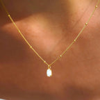 Marion | Halskette aus goldenen Perlen mit Opal-Anhänger