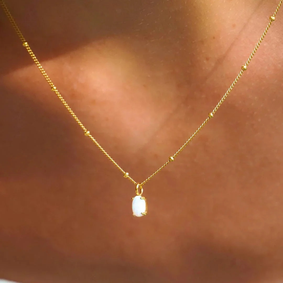 Marion | Halskette aus goldenen Perlen mit Opal-Anhänger