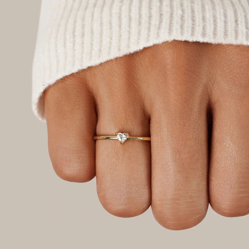 Leonie | Ein einfacher Ring aus Gold mit einer glatten Oberfläche