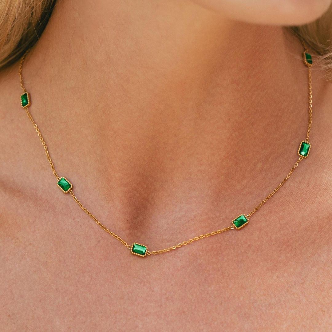 Apolline | Halskette aus goldener Kette mit grünem Stein