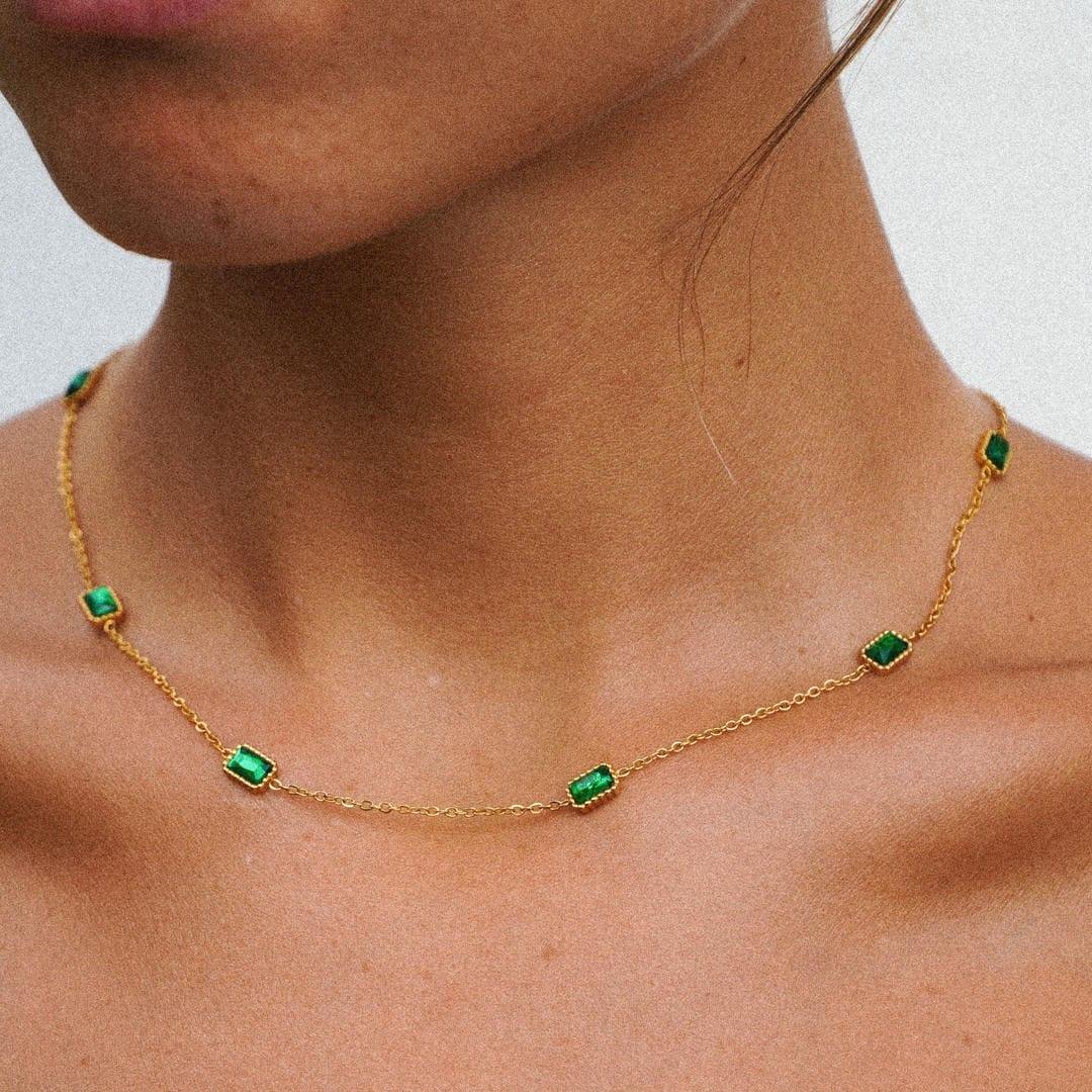 Apolline | Halskette aus goldener Kette mit grünem Stein