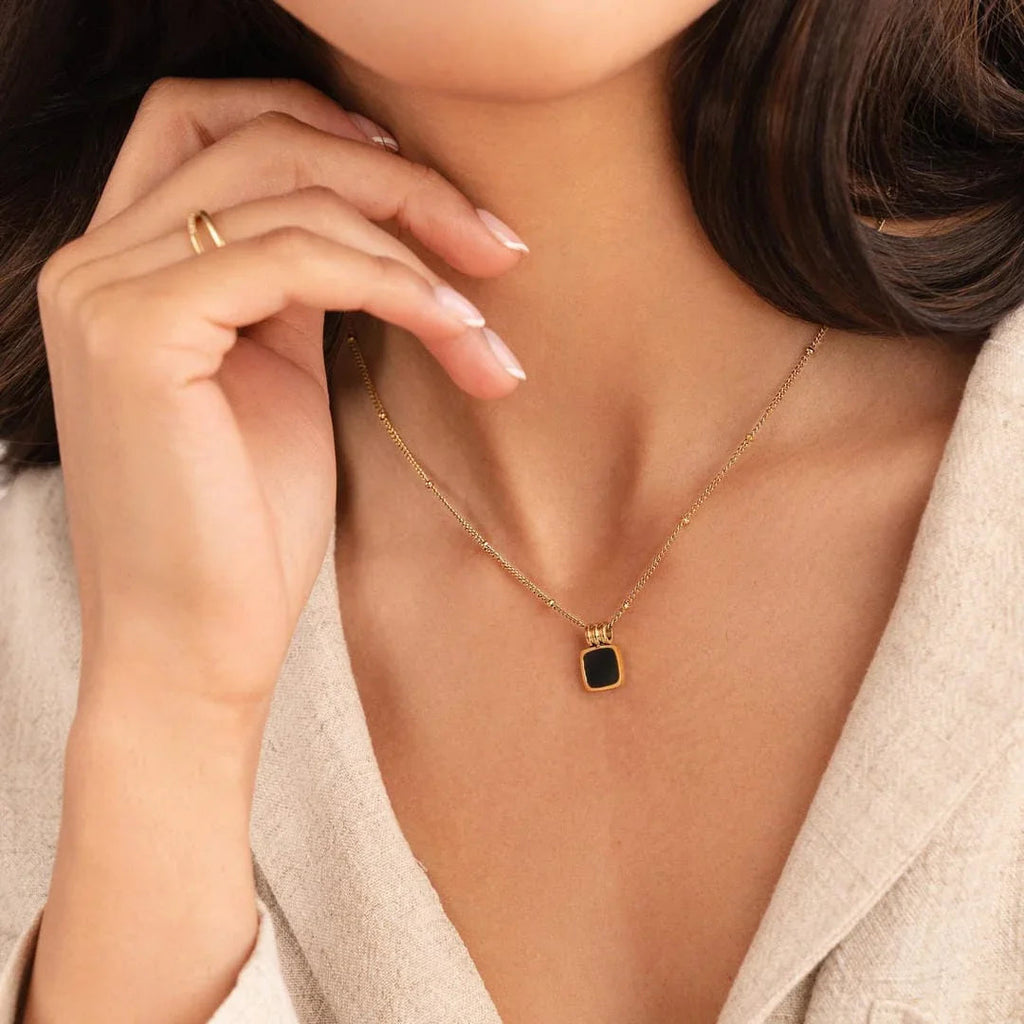 Coralie | Chic Schwarz Gold Pendant Necklace