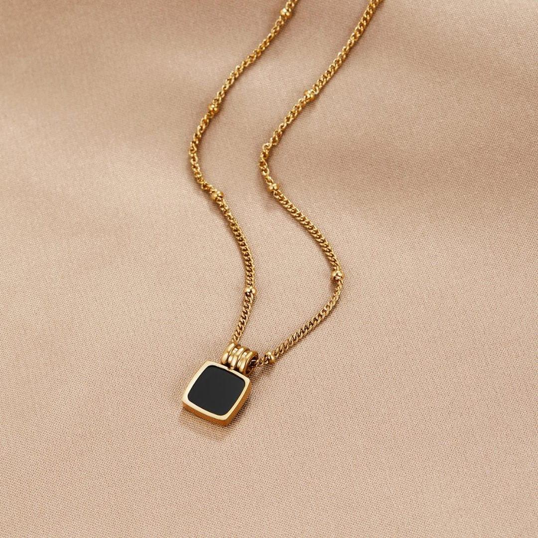 Coralie | Chic Schwarz Gold Pendant Necklace