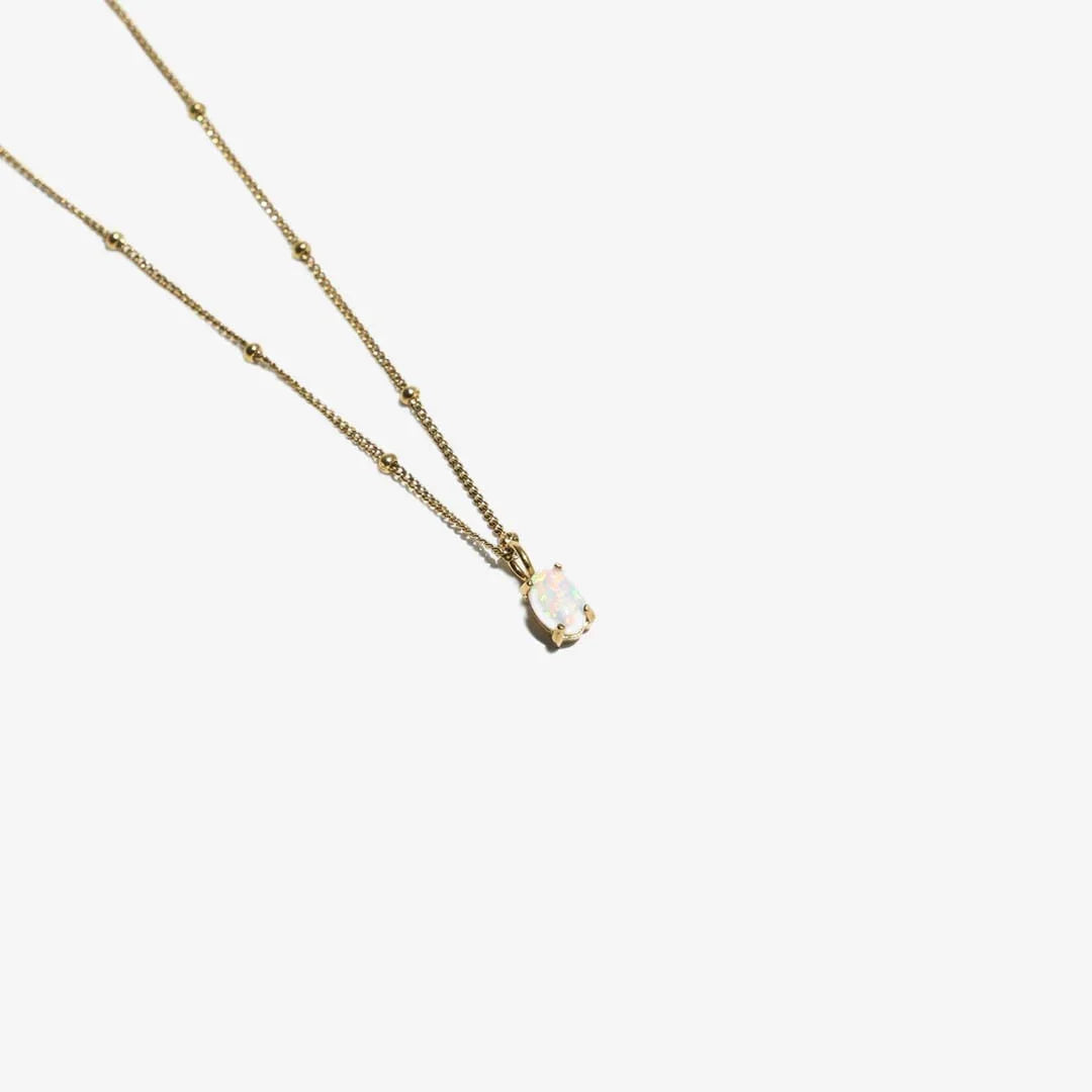 Marion | Halskette aus goldenen Perlen mit Opal-Anhänger