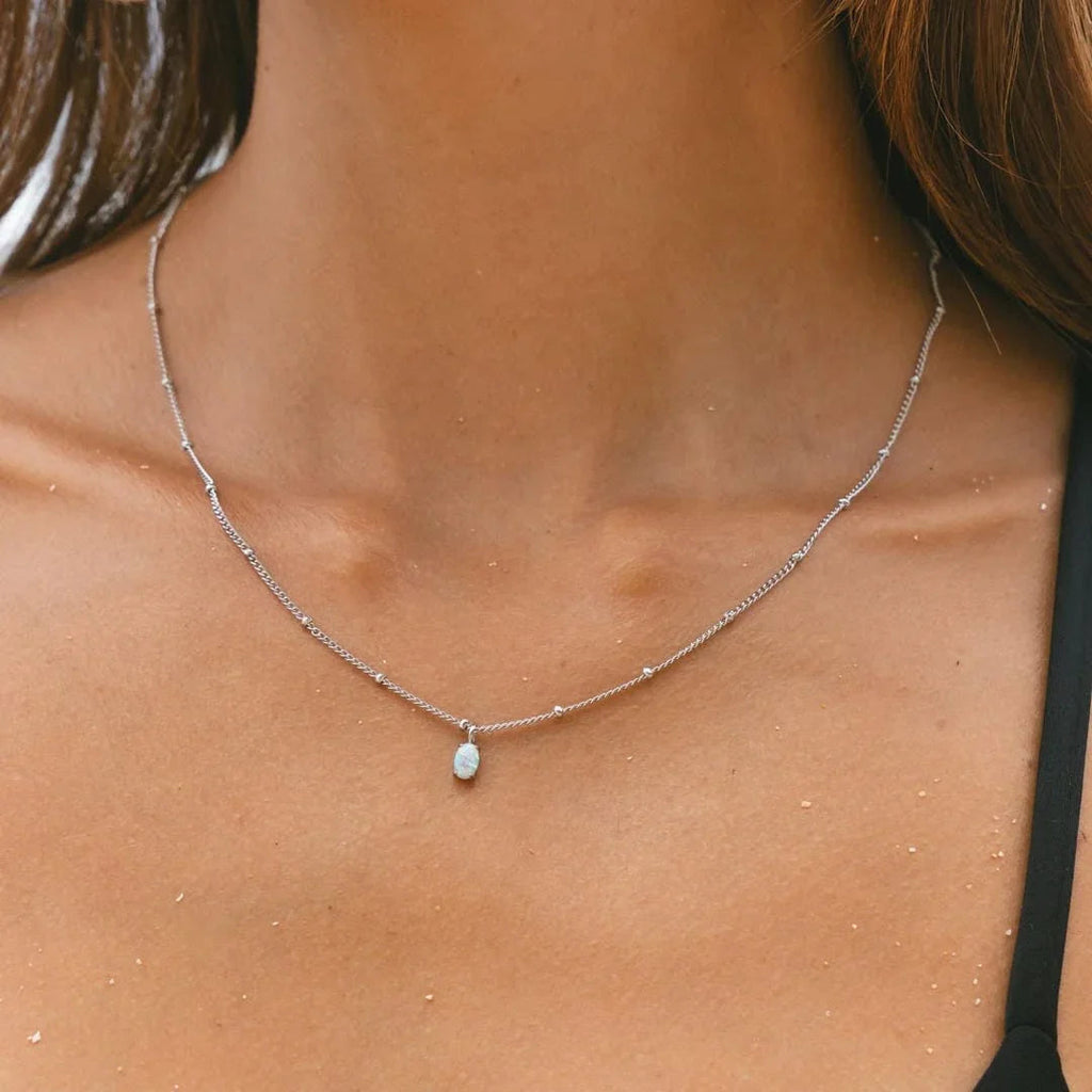 Marion | Halskette aus goldenen Perlen mit Opal-Anhänger