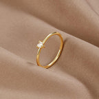 Leonie | Ein einfacher Ring aus Gold mit einer glatten Oberfläche