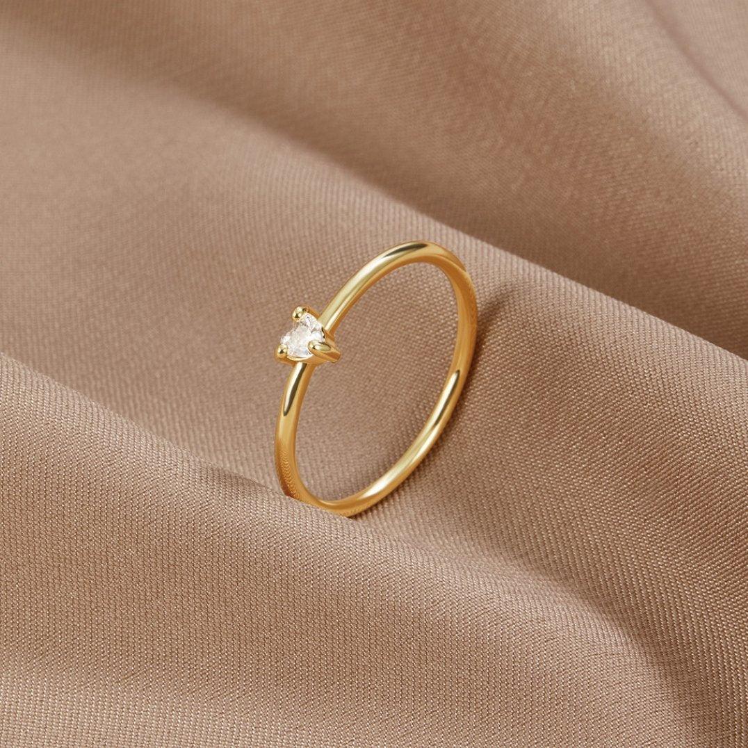 Leonie | Ein einfacher Ring aus Gold mit einer glatten Oberfläche