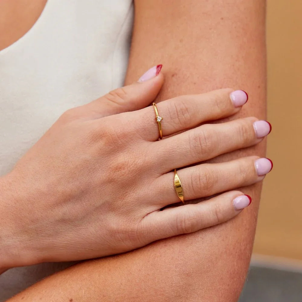 Leonie | Ein einfacher Ring aus Gold mit einer glatten Oberfläche