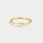 Leonie | Ein einfacher Ring aus Gold mit einer glatten Oberfläche