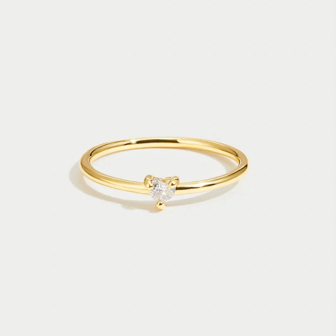 Leonie | Ein einfacher Ring aus Gold mit einer glatten Oberfläche