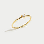 Leonie | Ein einfacher Ring aus Gold mit einer glatten Oberfläche