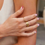 Leonie | Ein einfacher Ring aus Gold mit einer glatten Oberfläche