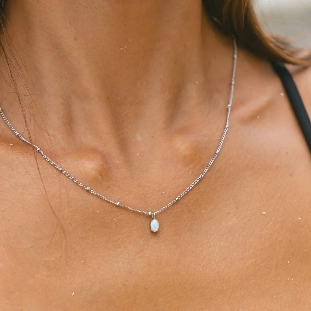 Marion | Halskette aus goldenen Perlen mit Opal-Anhänger